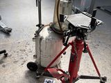 une photo d'un propanent posé sur un support dans un garage