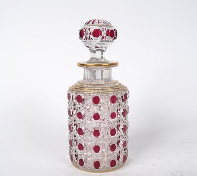 une image représentant une bouteille en verre ornée d'un motif rouge et blanc