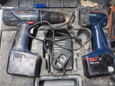une image représentant une boîte à outils contenant une perceuse sans fil et une perceuse sans fil