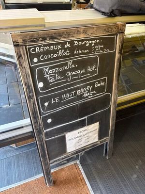 un tableau noir sur lequel est inscrit le menu, devant un comptoir
