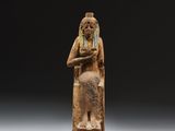 une statue égyptienne représentant une femme tenant un bol