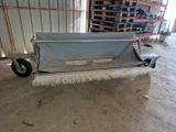 une photo d'un chariot recouvert d'un tissu dans un entrepôt
