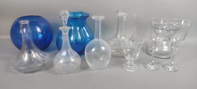 un grand nombre de vases en verre posés sur une table