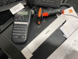 un téléphone portable posé sur un bureau, à côté d'un clavier