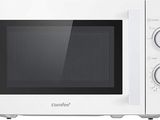 un micro-ondes blanc posé sur une surface blanche