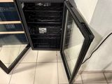 un petit réfrigérateur équipé d'un compartiment à vin