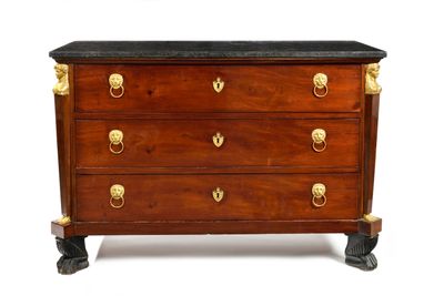 Commode en acajou et bronze doré ouvrant à trois tiroirs, le… - Photo 1