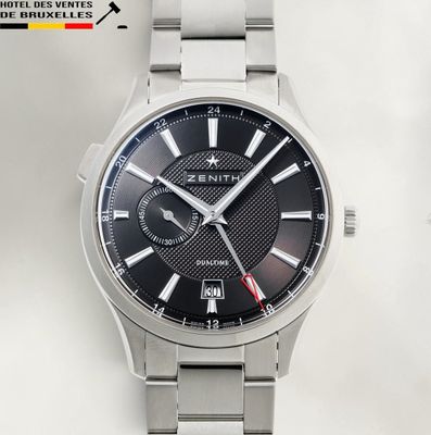 une image d'un gros plan d'une montre-bracelet sur une surface blanche