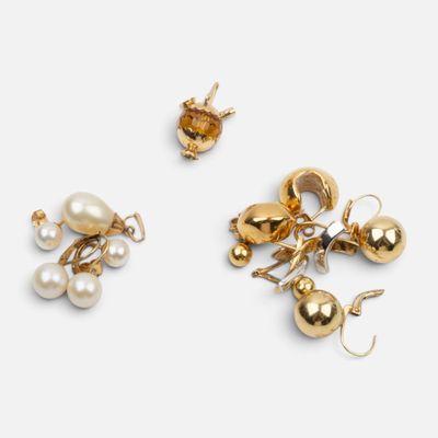 deux paires de boucles d'oreilles en or et perles et une broche en perles