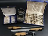 une boîte d'argenterie et un couteau posés sur une table