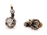 une image d'une paire de boucles d'oreilles en diamant sur fond blanc