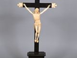une statue de Jésus sur une croix posée sur un socle