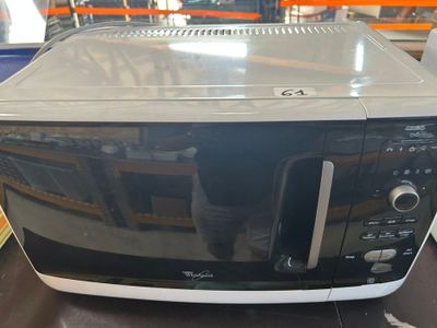 un micro-ondes posé sur une table dans un magasin