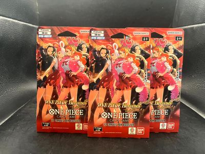 deux boîtes contenant chacune une figurine d'anime sur un fond noir