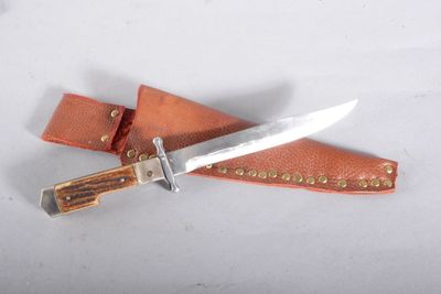 un couteau posé sur un étui en cuir