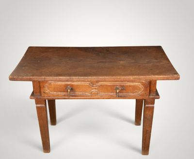 une vieille table en bois avec deux tiroirs et un tiroir en dessous