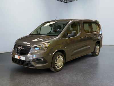 La camionnette est garée dans une grande pièce équipée d'un ventilateur de plafond.
