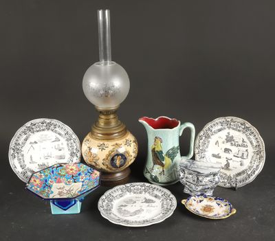 un ensemble de plats en porcelaine et une lampe posés sur une table
