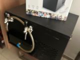 une boîte posée sur le dessus d'une armoire