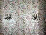 deux appliques murales fixées au mur de la salle de bains