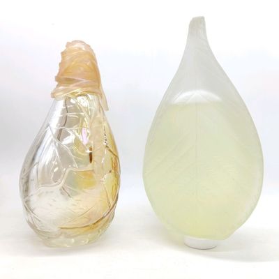 KENZO. Réunion de 2 flacons factices : "Parfum d'été" (sans …