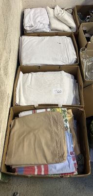 de nombreux cartons de vêtements posés par terre contre un mur