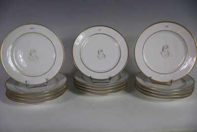 trois assiettes aux bords dorés sont empilées les unes sur les autres