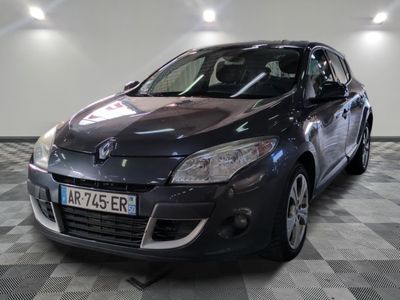 la photo d'une voiture garée dans un garage