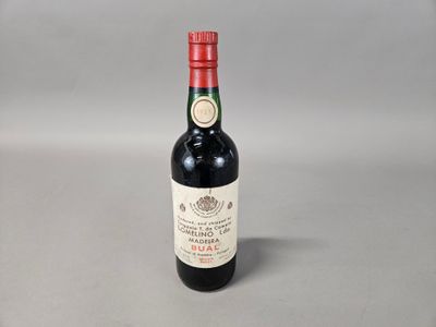 une bouteille de vin posée sur une table