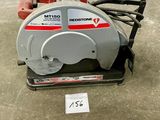 un gros plan d'une scie circulaire posée sur une table dans un entrepôt
