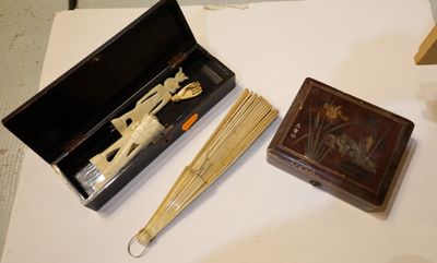 une petite boîte avec une poignée en bois et une petite boîte avec une poignée en bois et une petite boîte avec une poignée en bois et une petite boîte avec une poignée en bois