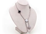 un mannequin portant un collier orné d'une fleur