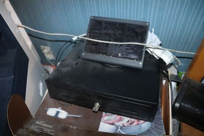un ordinateur portable posé sur une valise, sur une table