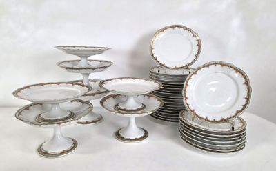 un grand nombre d'assiettes posées sur une table