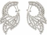 une paire de boucles d'oreilles en diamant, signée Van Cleef