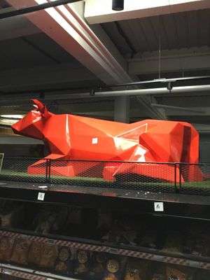 Elément décoratif en résine représentant une vache couchée d…