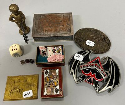 un grand nombre d'objets posés sur une table