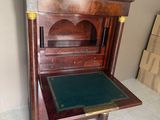 un bureau en bois recouvert d'un tapis vert