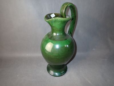 un vase vert posé sur une table