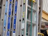plusieurs échelles empilées dans une pièce