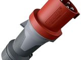 un gros plan d'un cordon d'alimentation rouge et gris sur fond blanc