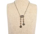 gros plan d'un torse de mannequin portant un collier