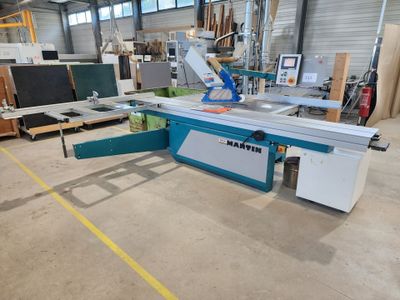 une grande machine installée dans un bâtiment