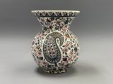 une image représentant un vase orné d'un motif floral