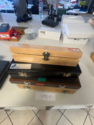 Plusieurs valises sont empilées les unes sur les autres sur une table
