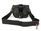 le petit sac noir est muni d'une chaîne et est fixé à la bandoulière
