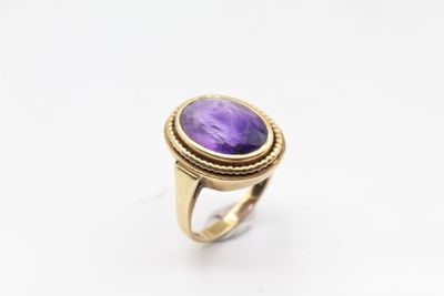 Bague en or jaune ornée d'une améthyste en cabochon, poids b… - Photo 1