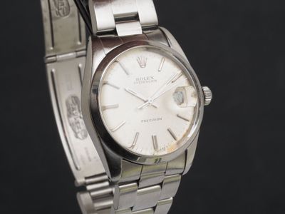 Gros plan sur une montre-bracelet à cadran blanc