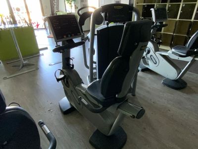 une salle de sport avec une rangée de vélos d'appartement
