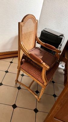 une chaise sur laquelle est posé un ordinateur portable, dans un coin de la pièce